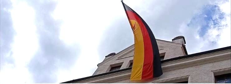 Christen in Freising mit Blick auf Rathaus